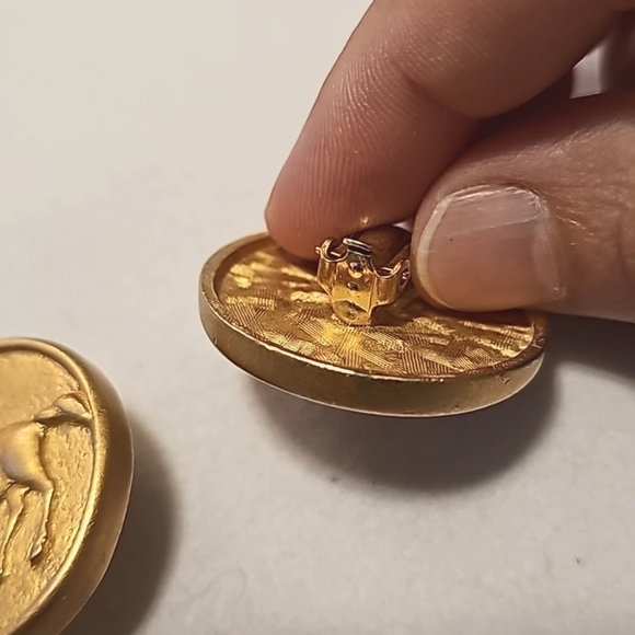 Vintage large in matte gold tone centaur medallion clip on earrings - Picture 2 of 3